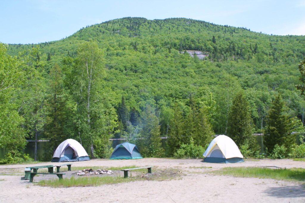 Camping au pied du Mont Kaaikop, vue sur la forêt verte et le lac Legault.
