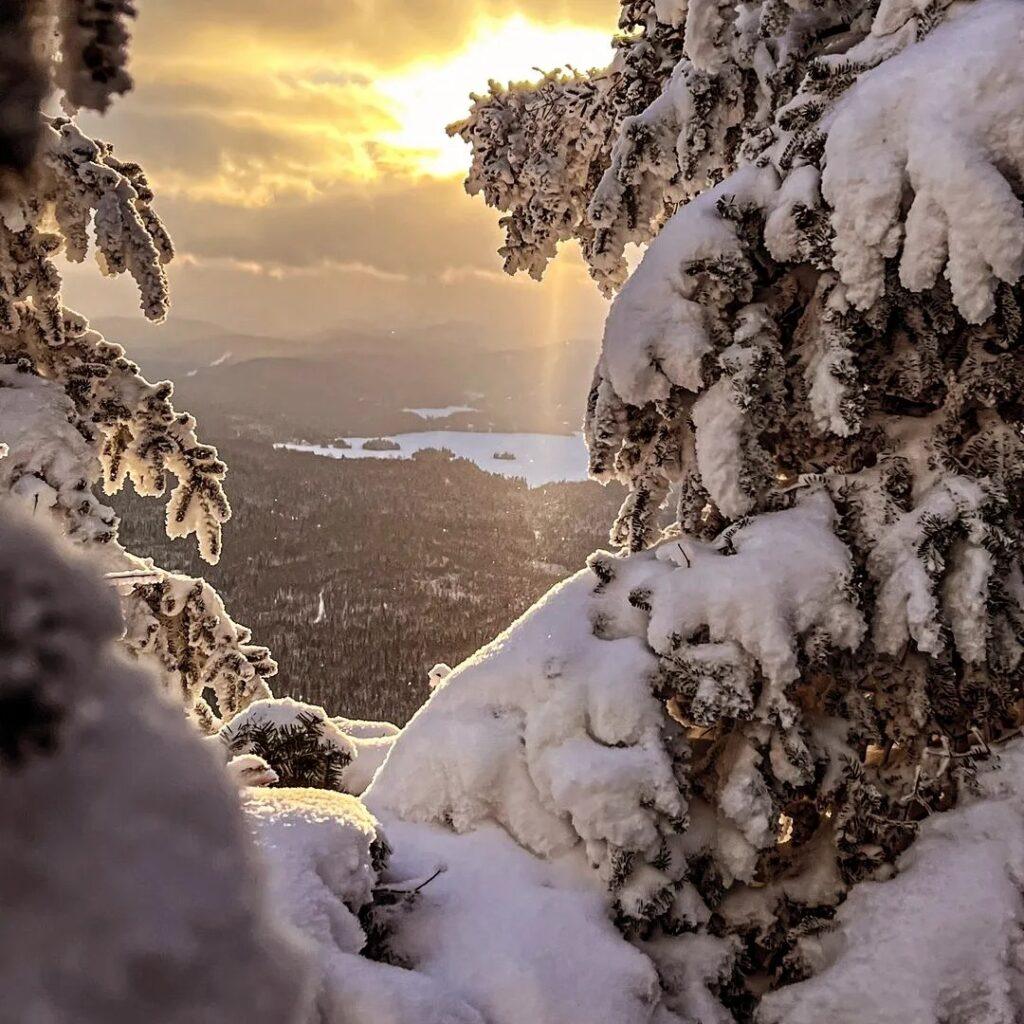 Sentier enneigé au Mont Kaaikop dans les Laurentides.
