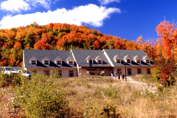 Chalets du site de L’Interval entourés des couleurs d’automne à Sainte-Lucie-des-Laurentides.