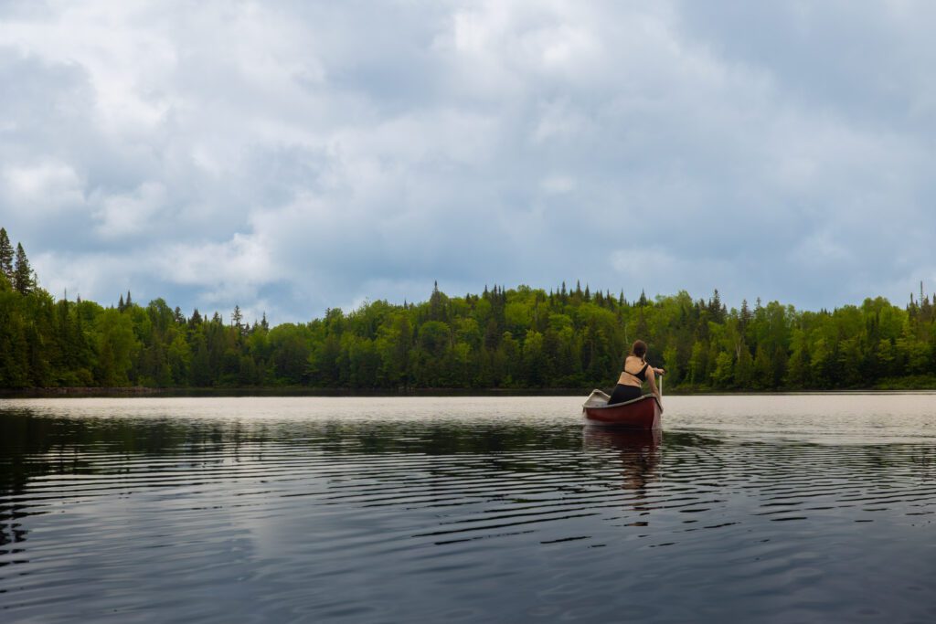 Canot sur le lac Legault Personne pagayant en canot sur le lac Legault dans les Laurentides.