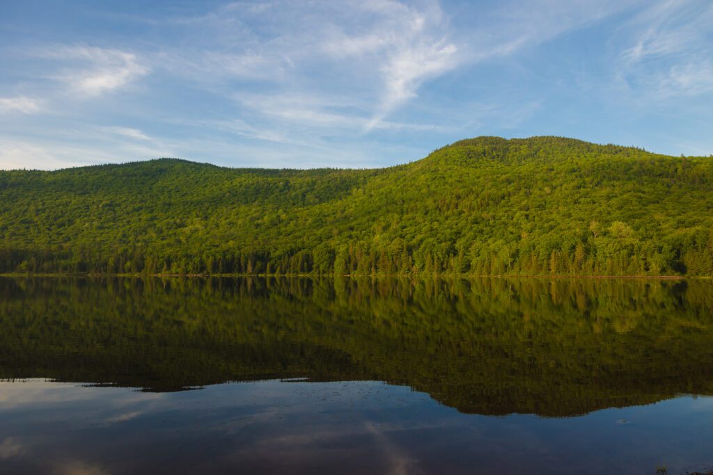 Paysage de lac et montagnes Vue panoramique d'un lac bordé de montagnes verdoyantes dans les Laurentides.