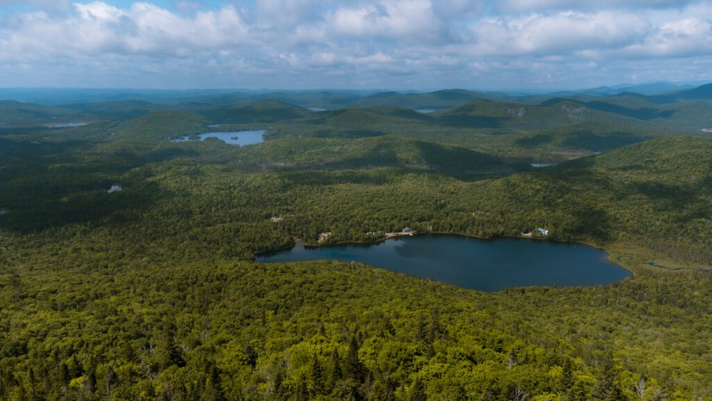 Paysage aérien des montagnes et des lacs des Laurentides en été.