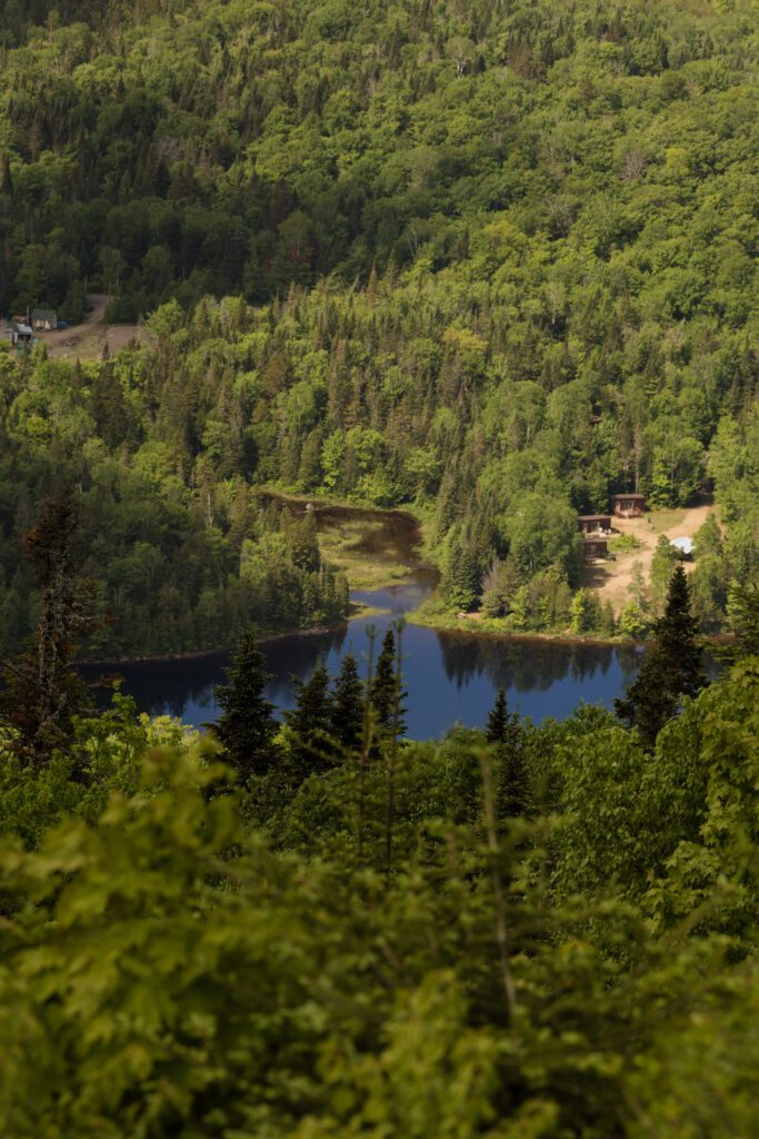 Vue aérienne sur un lac des Laurentides Vue panoramique sur un lac entouré de forêt dans les Laurentides.