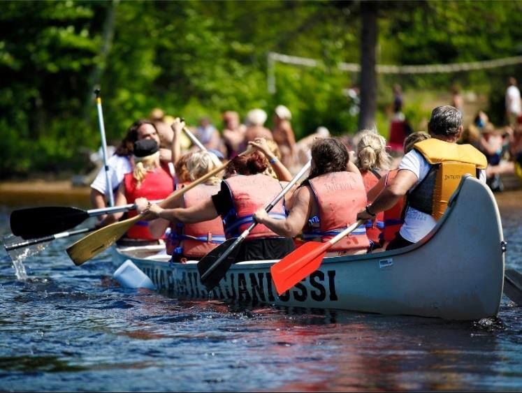 Sortie en rabaska à L'Interval dans les Laurentides Groupe de visiteurs participant à une sortie en rabaska sur le lac de L'Interval dans les Laurentides.