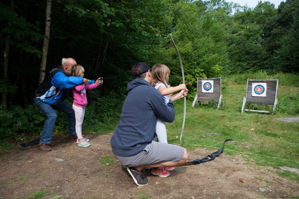 Participant pratiquant le tir à l'arc lors d'une activité d'animation à L'Interval dans les Laurentides. Activité de tir à l'arc à L'Interval dans les Laurentides